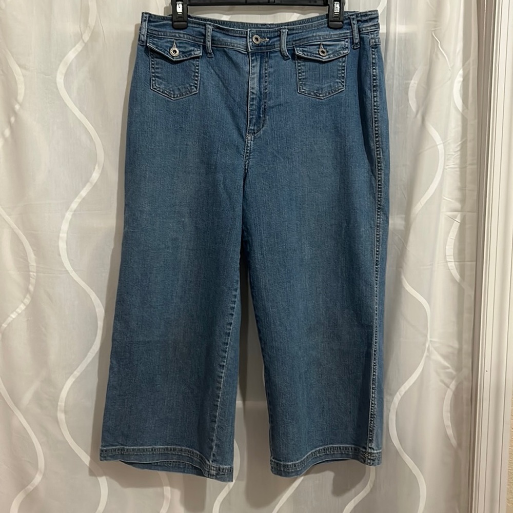 Chico’s Platinum Blue Denim Capri’s, Chicos Size 2 (Size 12)